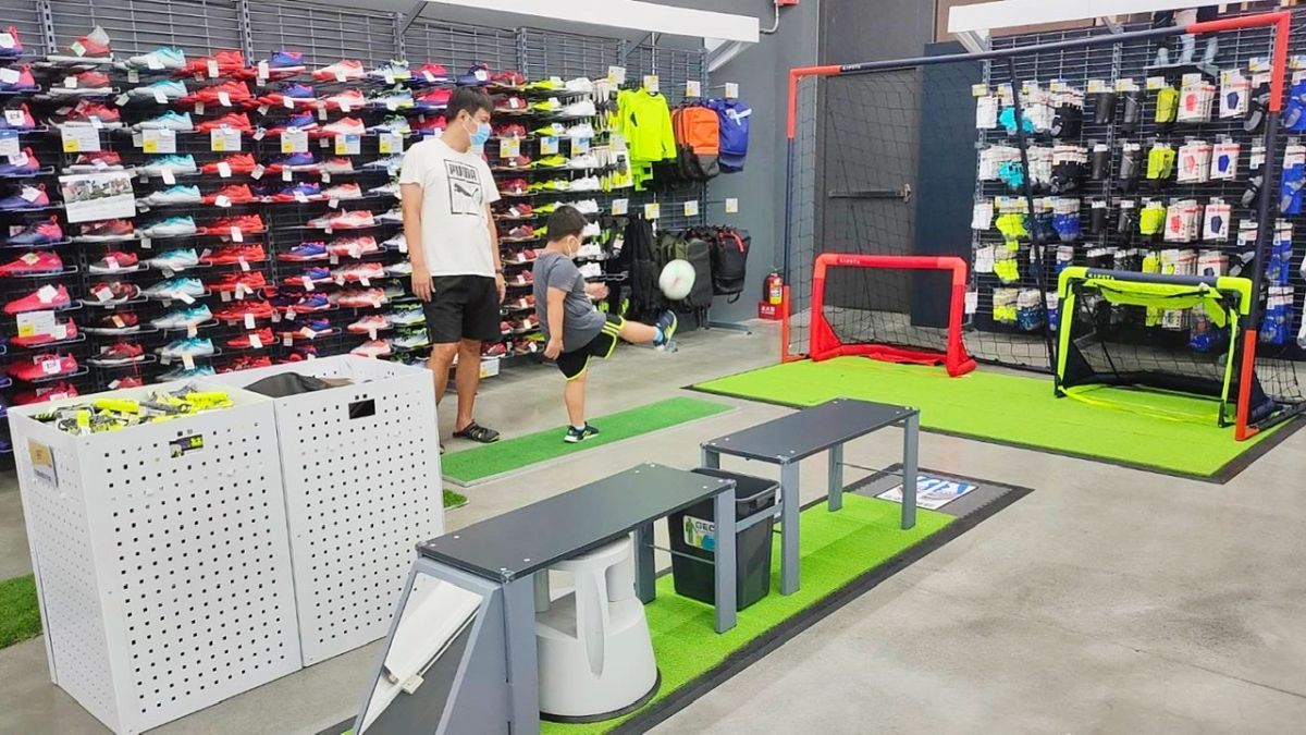 ▲迪卡儂亞灣旗艦店全店採環狀式動線串連，不僅商品種類齊全，還規劃體驗區、運動空間以及餐飲服務等。（圖／迪卡儂提供）