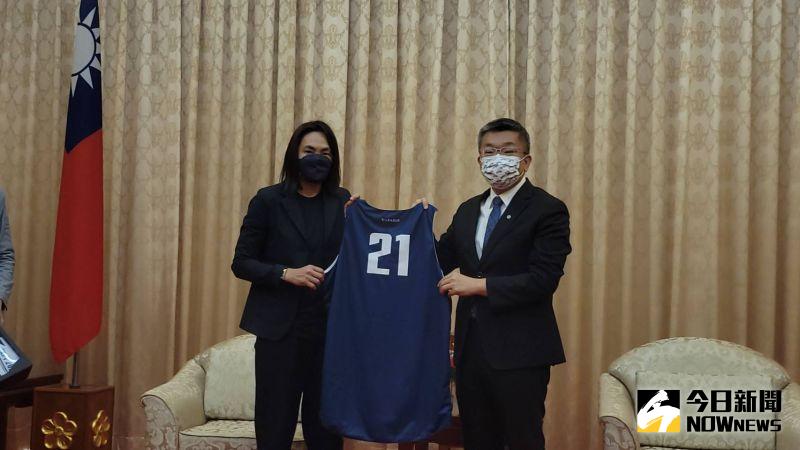 ▲錢薇娟和蔡其昌合影。(圖/黃建霖攝)