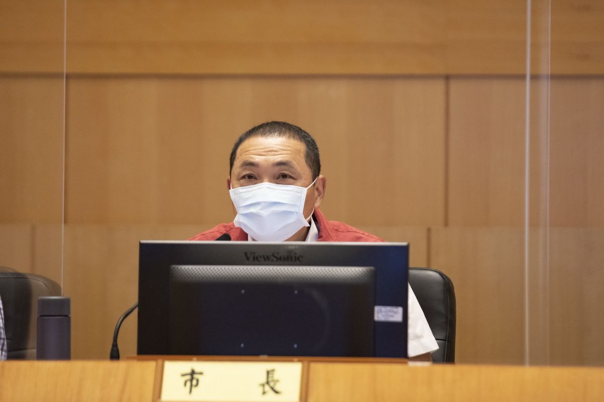 ▲侯友宜關切今日開打的BNT疫苗校園專案，特別囑咐以學生的健康為第一考量。（圖／新北市政府提供）