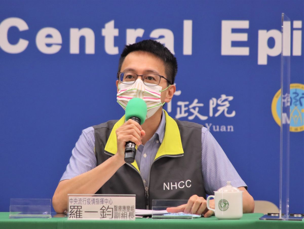 ▲中央流行疫情指揮中心醫療應變組副組長羅一鈞說明,國內驗出發現其中有一例是首見的「AY.4.2」。(圖/指揮中心提供)