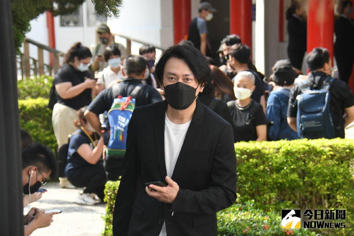 ▲王識賢送別龍劭華。（圖／記者林調遜攝）