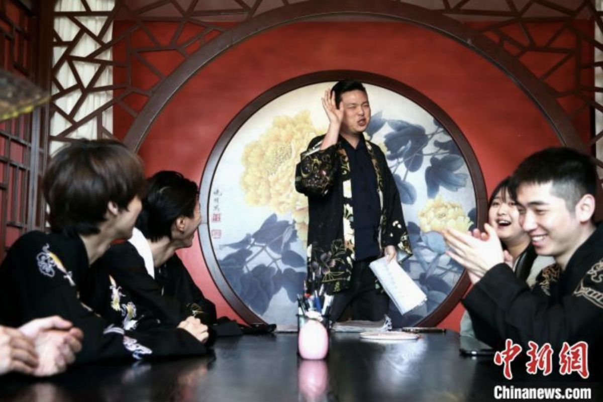 ▲中國文化和旅遊部公布了一份《劇本娛樂管理暫行規定》草擬規定，針對未成年人遊玩時間進行限制。圖為3月時，在陝西西安市一家「劇本殺」店面內，主持人在向玩家講解劇情。（圖／翻攝自《中新社》）