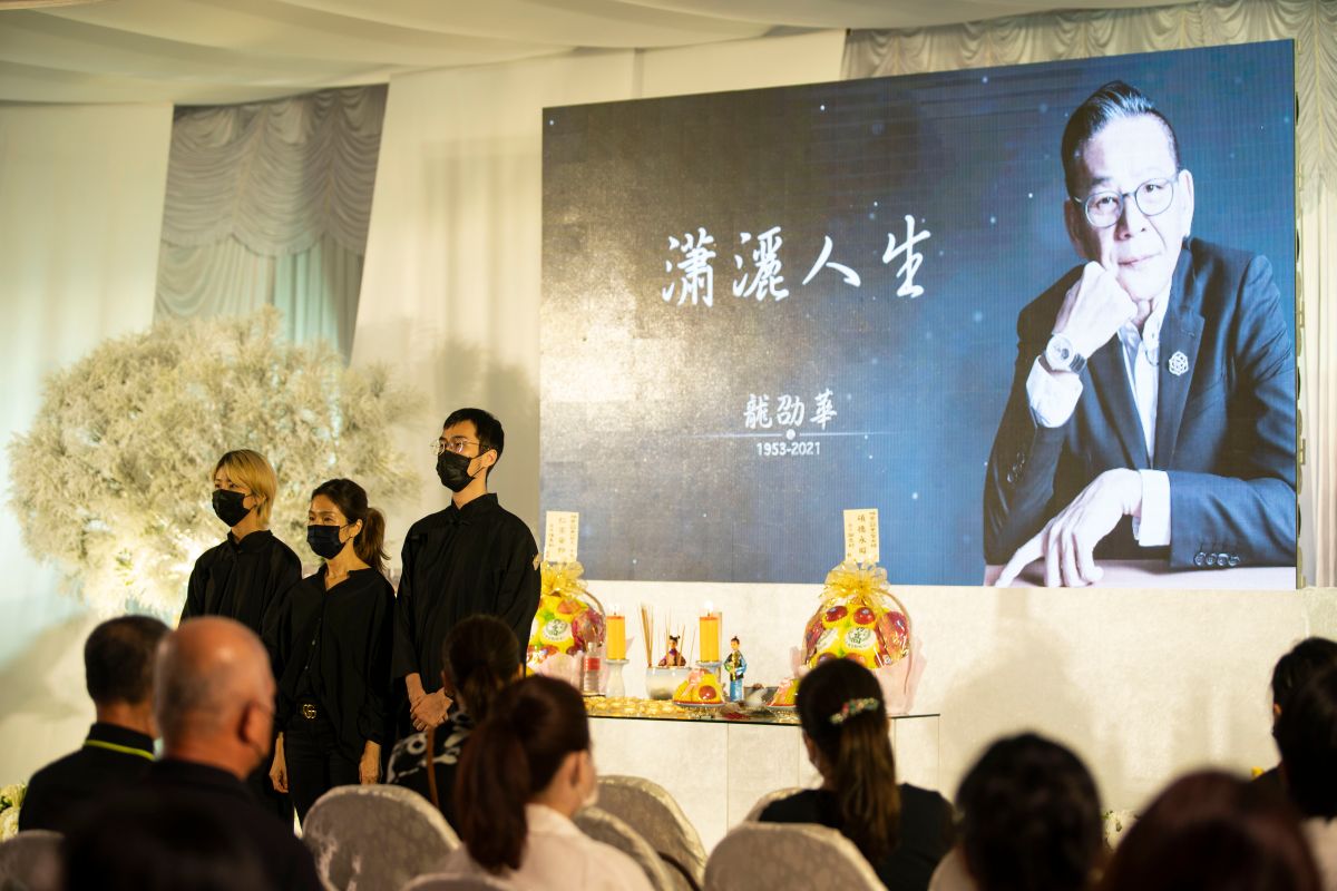 ▲龍劭華遺照帥氣瀟灑。（圖／寶麗來提供）