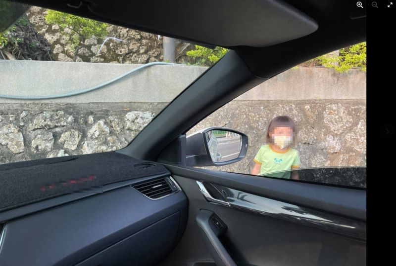 ▲中秋連續假期不少民眾開車出遊,日前就有名媽媽載女兒出門停車,要妹妹下車幫忙查看,不料女兒的反應卻讓她又氣又好笑。(圖/翻攝自臉書)