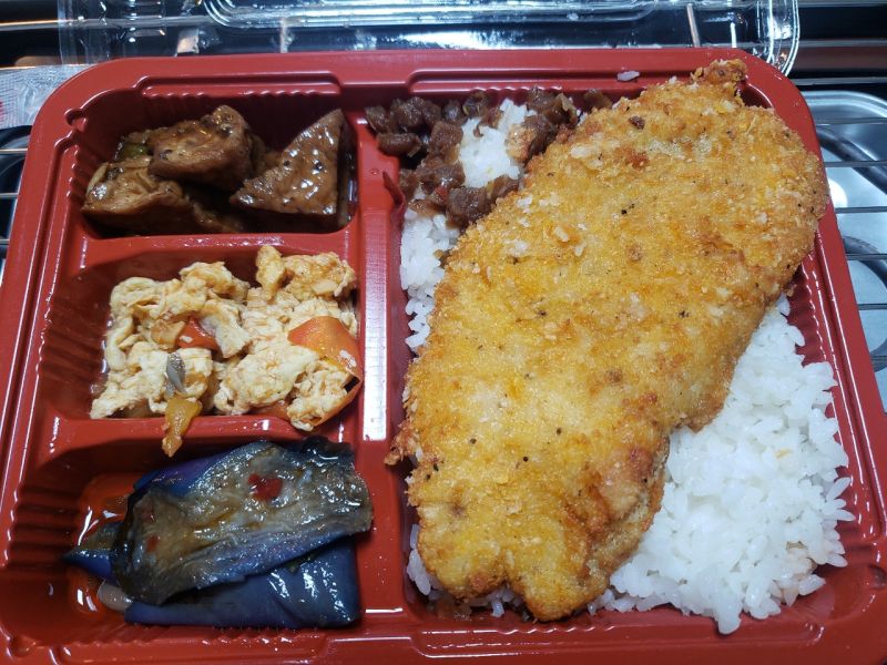 ▲便當裡除了有雞排,配菜還有茄子、番茄炒蛋、滷豆干,讓網友狂讚「這樣很讚欸!」(圖/翻攝自《PTT》)