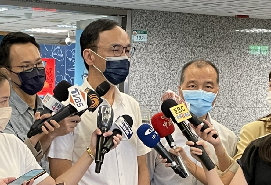 ▲國民黨主席候選人朱立倫今日再度合體前高雄市長韓國瑜團隊成員葉匡時，一起接受媒體聯訪，證明韓國瑜的支持。（圖／朱立倫辦公室提供）