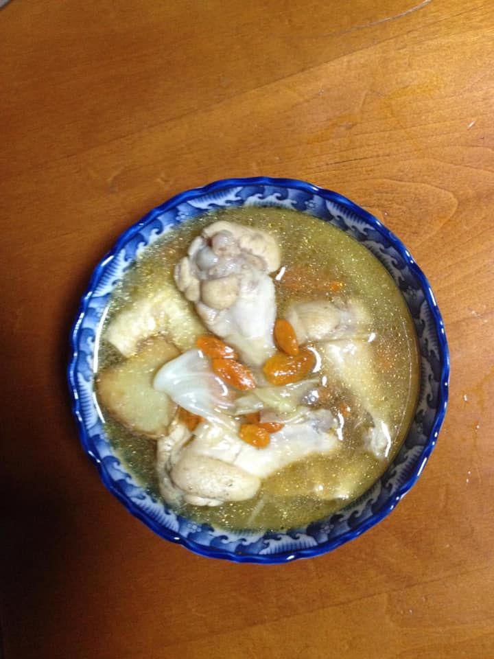 ▲原PO燉麻油雞湯「多1步驟」味道更香。(圖/翻攝自《廚藝公社》)