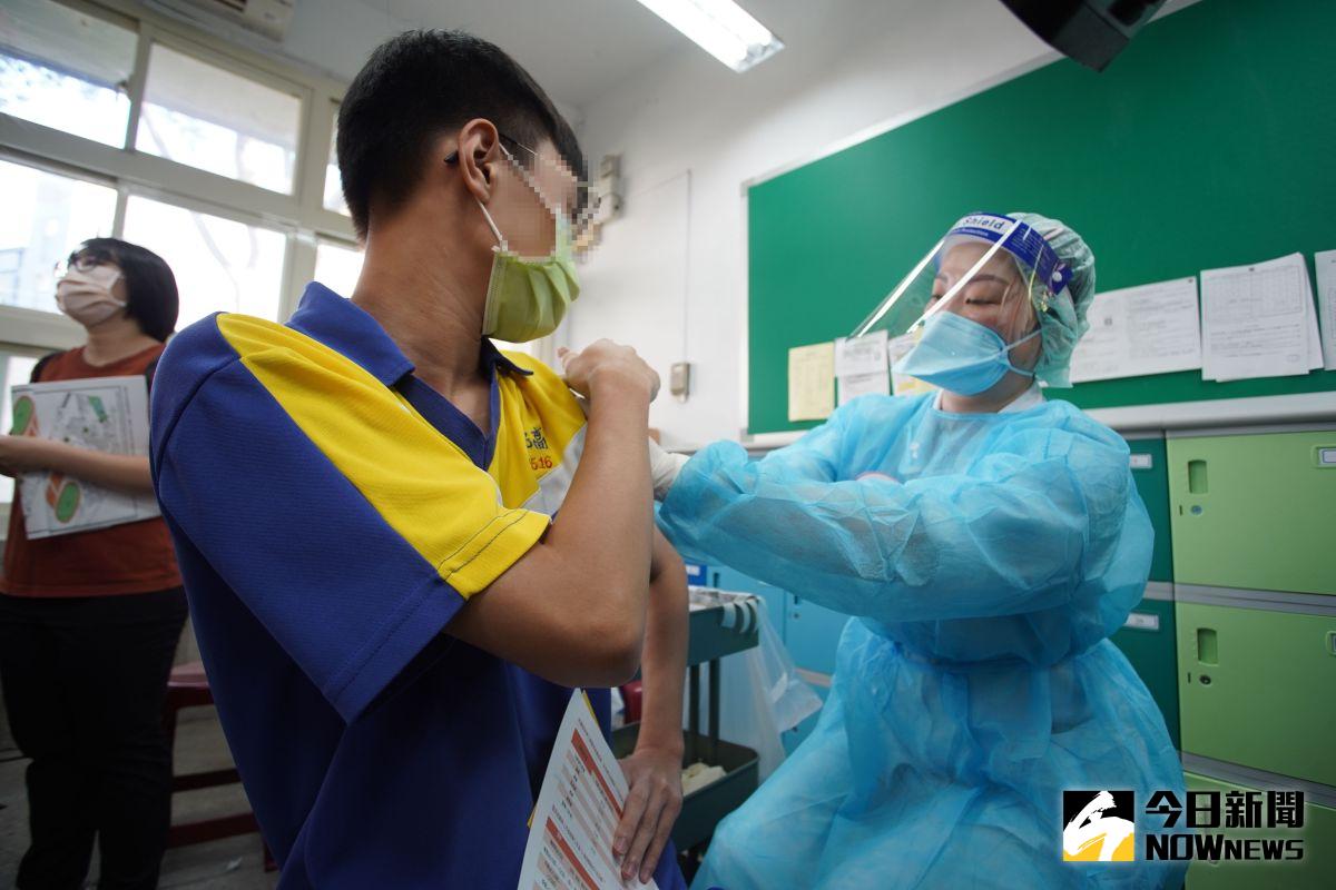 ▲桃園高中今天實施「桃園打法」，由護理人員入班，在教室後方為同學施打，降低學生的恐慌心情，並減少回教室途中的不適感。（圖／記者李春台攝，2021.09.23）