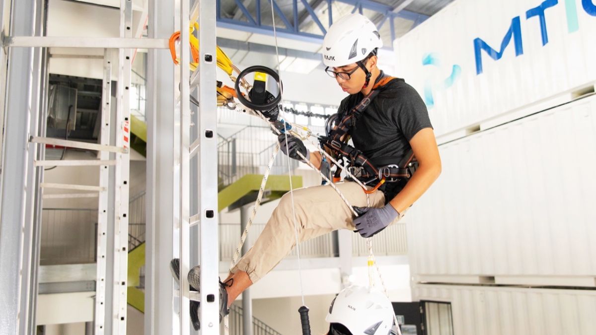 ▲雙人梯上救援訓練實景。（圖／金屬中心提供）