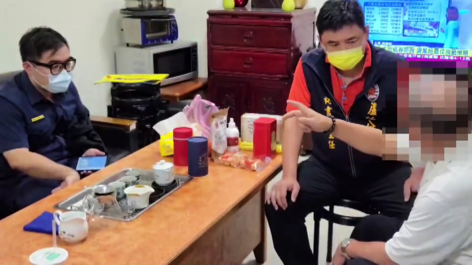 ▲老翁捧著百萬要匯給伊拉克女兵，還好友人機警報警，才將這起詐騙案擋了下來。（圖／蘆竹分局提供）