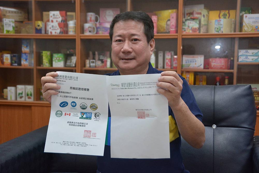 ▲富立衛星電視台董事長李安忠出示代理商的授權書以正視聽（圖／記者張振興攝，2021,09,23）