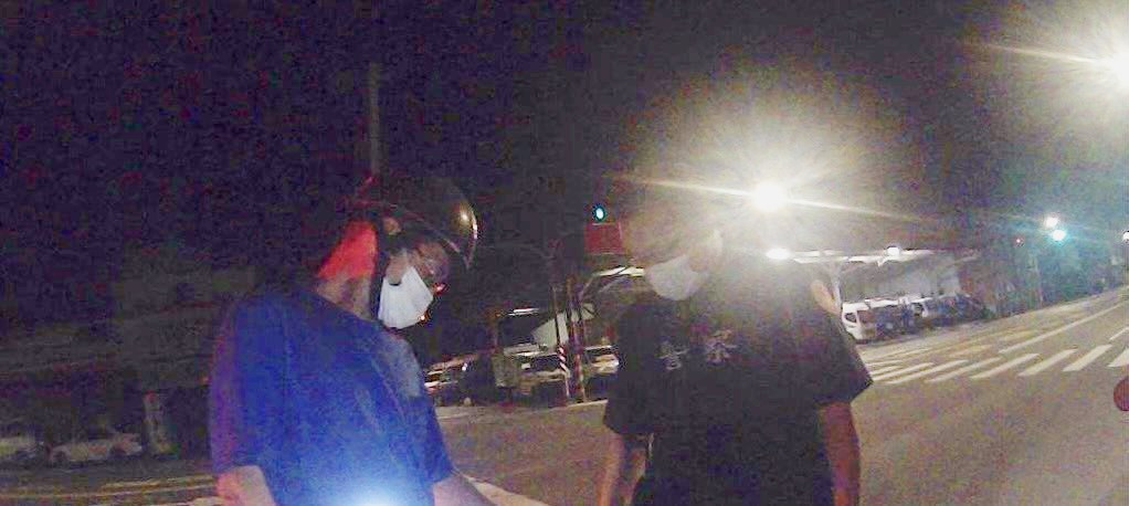 ▲嫌犯深夜被攔下開出紅單，還被查獲毒品。（圖／翻攝畫面）