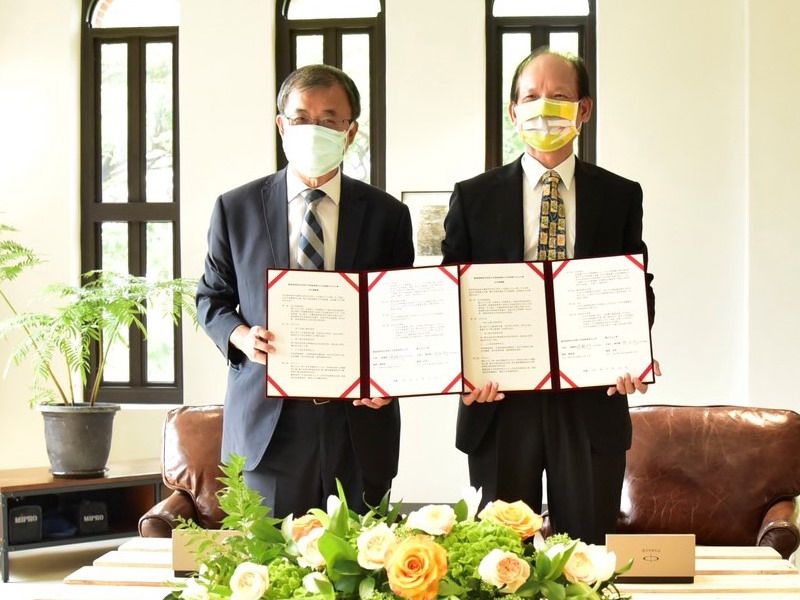 ▲台灣港務公司高雄港務分公司與中山大學共同簽署合作意願書,是由高雄港務分公司總經理張國明(右)與中山大學校長鄭英耀(右)代表雙方簽署。(圖/記者黃守作攝,2021.09.23)