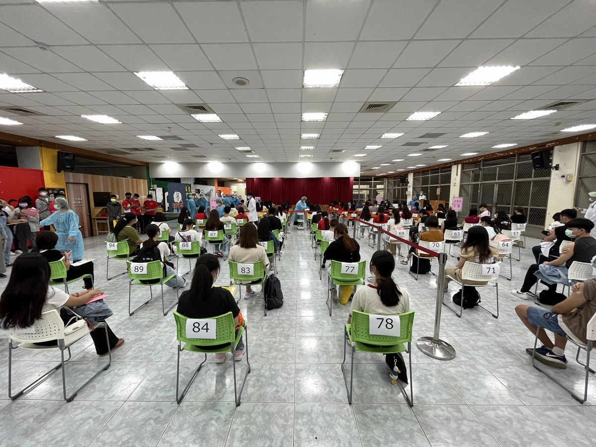 ▲屏東縣12歲到未滿18歲學生疫苗施打BNT疫苗，今（23日）首日施打BNT疫苗共有超過4千人登記施打。（圖／屏東縣政府提供, 2021.09.23）