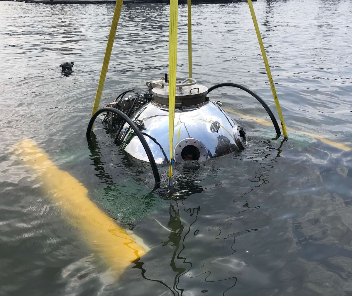 ▲中山大學研發全國首艘迷你潛艇在高雄港下水。(圖／中山大學提供)