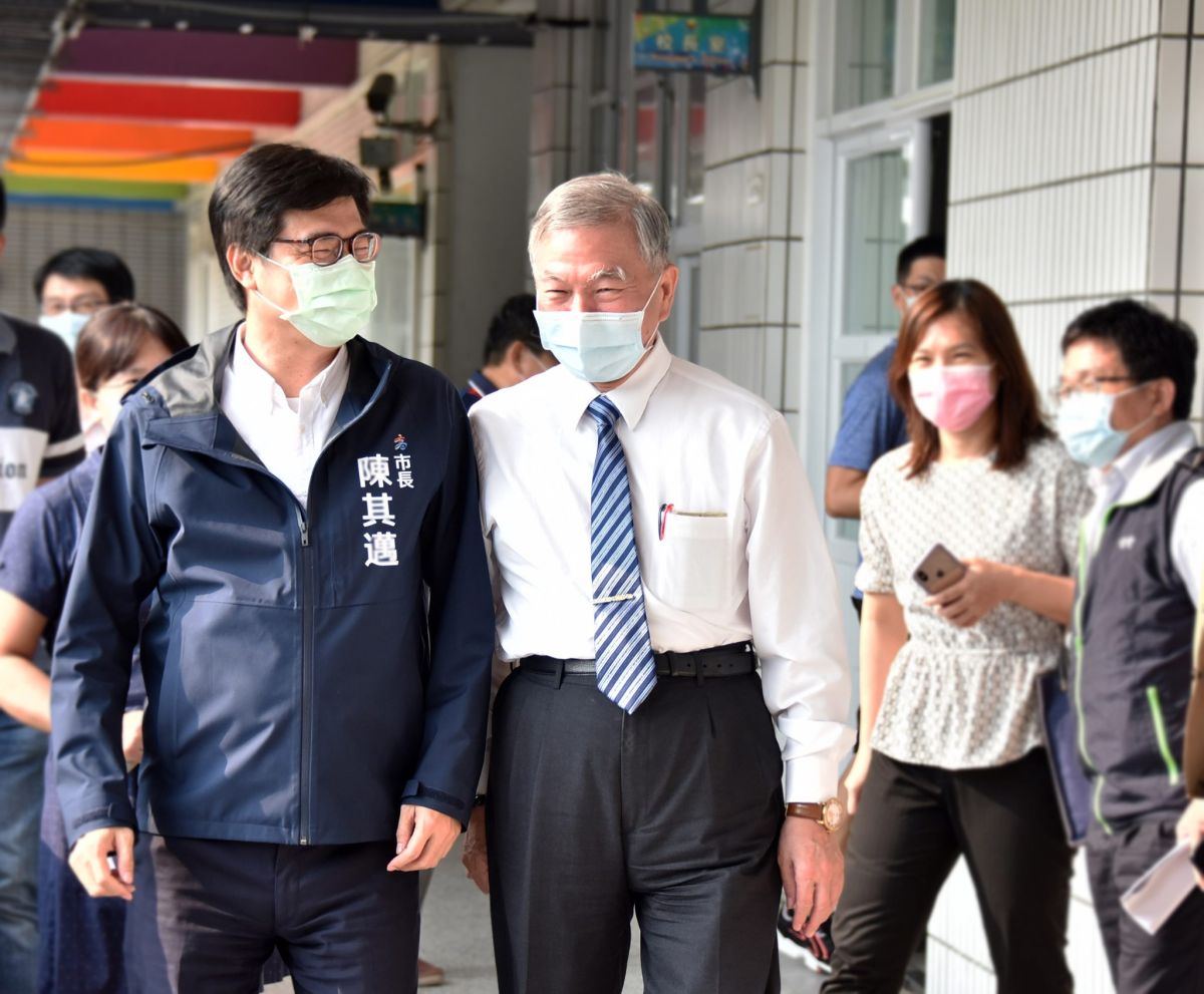 ▲高雄市長陳其邁今（23）日與行政院沈榮津副院長，到仁武登發國小視察校園有冷氣的進度。（圖／翻攝自陳其邁臉書）