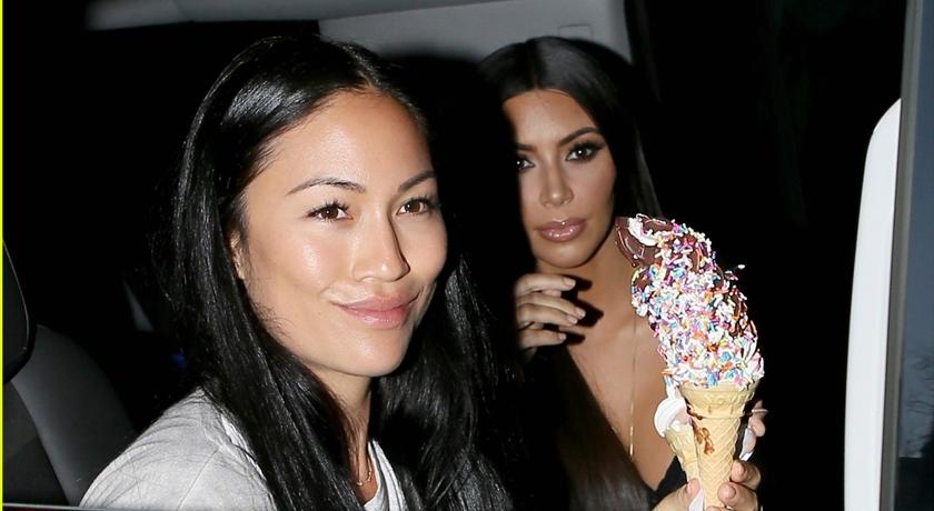 ▲金卡黛珊（右）送前員工名牌包包。（圖／翻攝史黛芬妮IG）