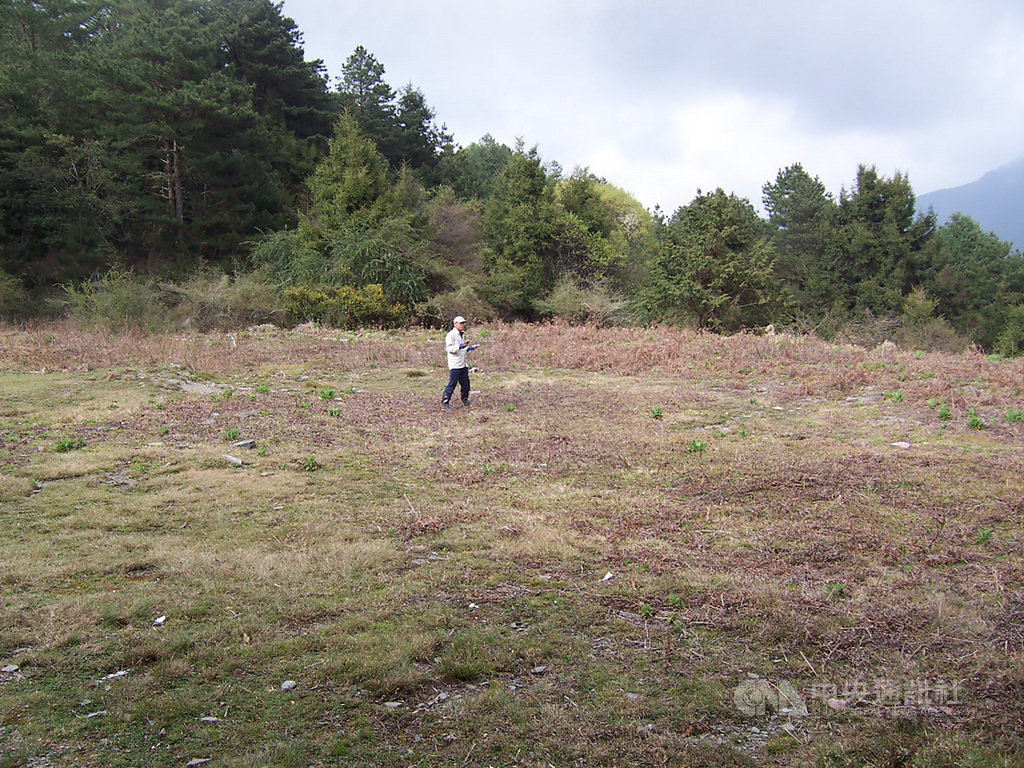 ▲玉山國家公園管理處23日指出，占據觀高停機坪違規紮營行為的確為不良示範，停機坪是救難重要設施，不應占用，已著手配合警方追查日前宿營團隊成員，查獲除開罰新台幣3000元，也列入一年黑名單禁止入山，若違反災害防救法，再移請主管機關開罰。圖為觀高簡易停機坪。（玉管處提供）中央社記者蕭博陽南投縣傳真 110年9月23日