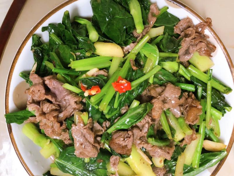 ▲原PO分享「牛肉炒芥藍」的做法,並表示「這撇步」別忘記,直呼這麼炒出來的肉質軟嫩又美味。(圖/翻攝自《廚藝公社》)