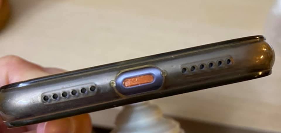 ▲一名倒楣網友在使用手機腳架時，好巧不巧摔到了手機，導致充電孔被斷裂的卡榫塞住。（示意圖／翻攝自《pixabay》 ）