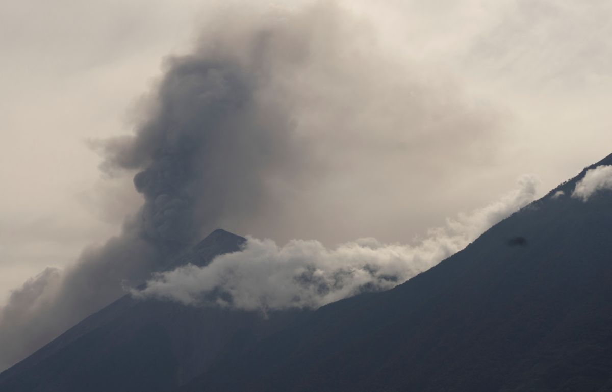 ▲本月10日晚間至11日早晨，火峰火山噴出，火山灰竄向天際後被風吹到35公里外的首都瓜地馬拉市。（圖／美聯社／達志影像）