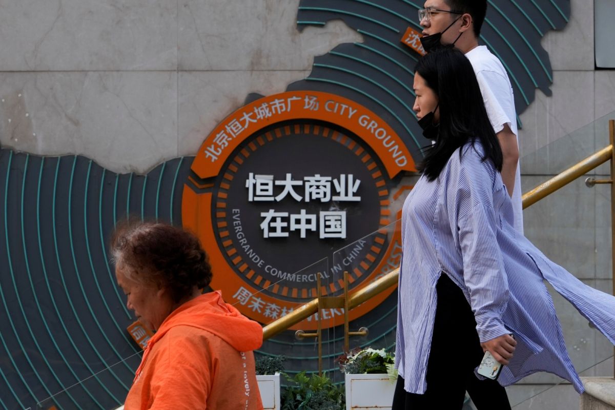 ▲雖然恆大集團的違約危機，近2日看似有所緩解，並影響股市回升，但有外媒分析，隨著後續還有其他大筆債券將到期，恆大危機尚未完全解除。資料照。（圖／美聯社／達志影像）