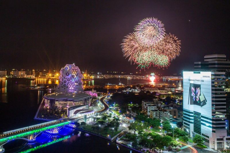▲高市副市長史哲臉書貼文表示，今年國慶焰火以360度視角的高雄港為四面舞台，在附近都看得到。（圖／截自史哲臉書）