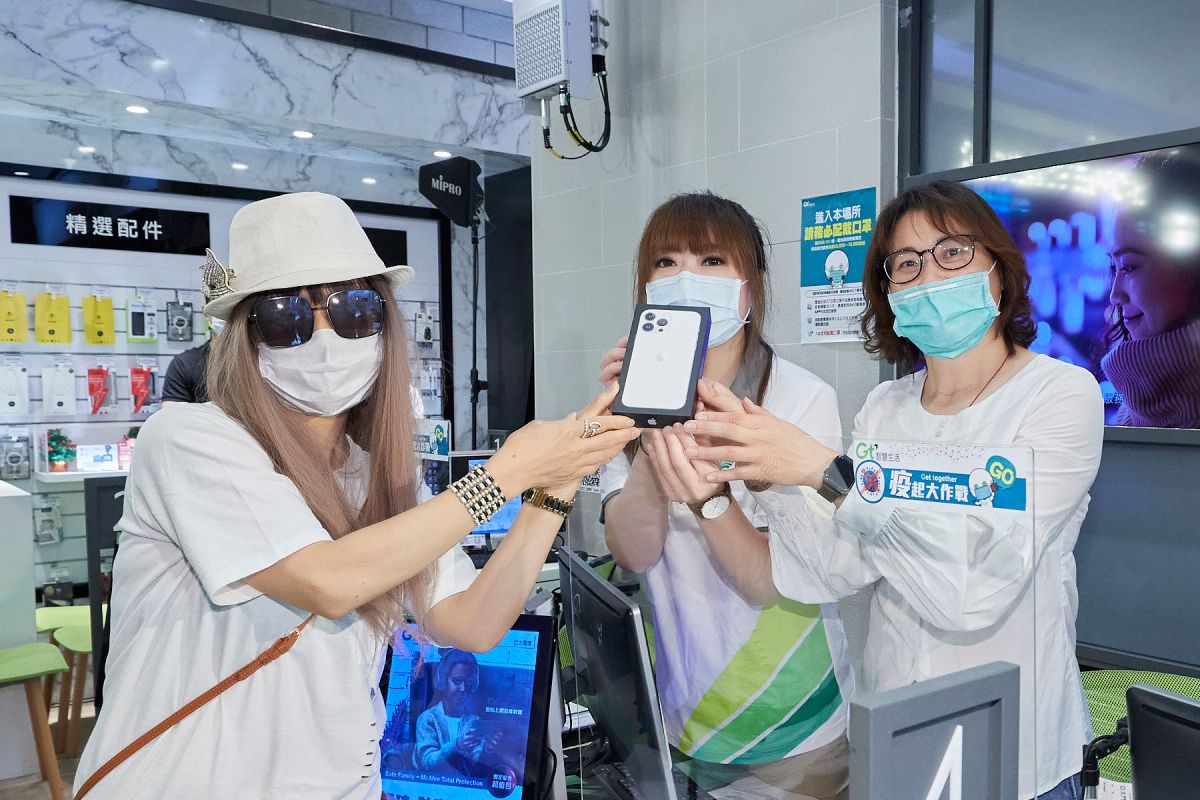 ▲亞太電信行銷中心副總經理鄧美慧(右一)交機予瘋排９天８夜的頭香果粉神小姐(左一)。（圖／亞太提供）