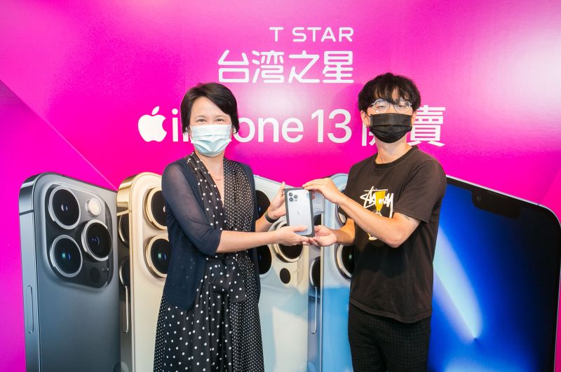▲台灣之星行銷事業部資深副總經理朱曉幸（左）親臨現場，將iPhone