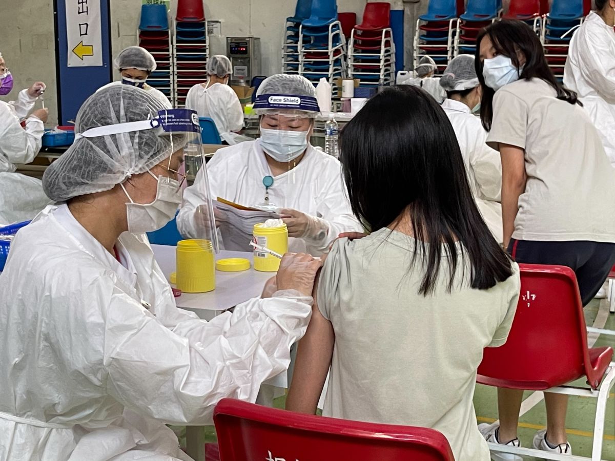 ▲教育局說，23日共有28校（不含五專）、預計27158人施打BNT的疫苗，實際26796人施打、施打比率98.67%。（圖／新北市政府教育局提供）