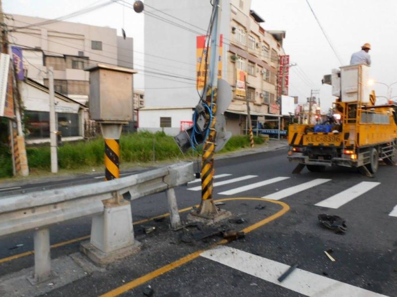 ▲高市警局林園分局陳姓偵查佐，在分局內與駐地同仁退勤後開車返家，自撞命危。（圖／記者郭凱杰翻攝）