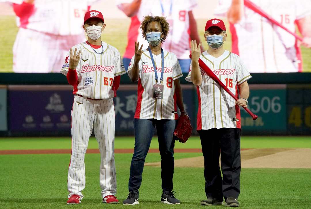 ▲由左至右，球員吳東融、聖克里斯多福及尼維斯大使 查絲敏·哈菁絲、蔡炳坤副市長。（味全提供）