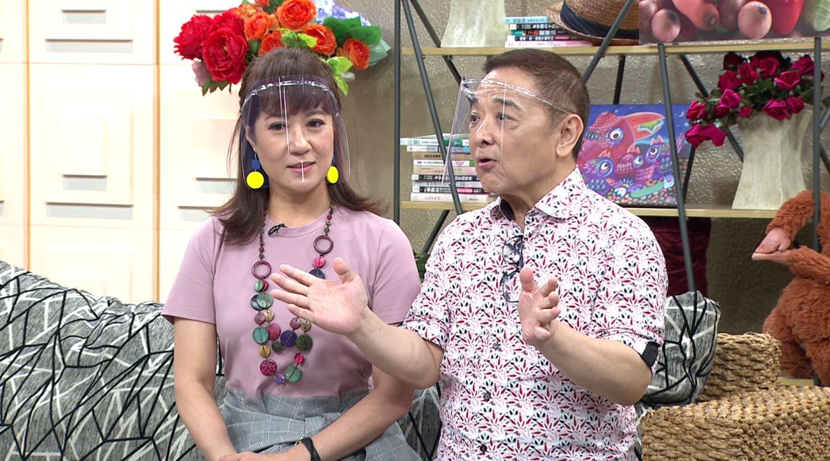 ▲小亮哥（右）遭愛妻林姿佑（左）爆料私改保險受益人名字。（圖／年代提供）