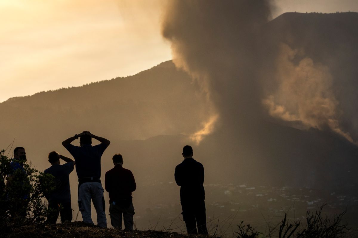 ▲西班牙機場當局指出，加納利群島（Canary Islands）火山噴發，飛航班機取消。（圖／美聯社／達志影像）
