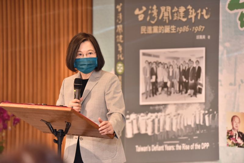 ▲兼任民進黨主席的總統蔡英文說,感謝民主前輩們付出的努力和犧牲,未來要繼續堅持為台灣打拚。(圖/民進黨提供)