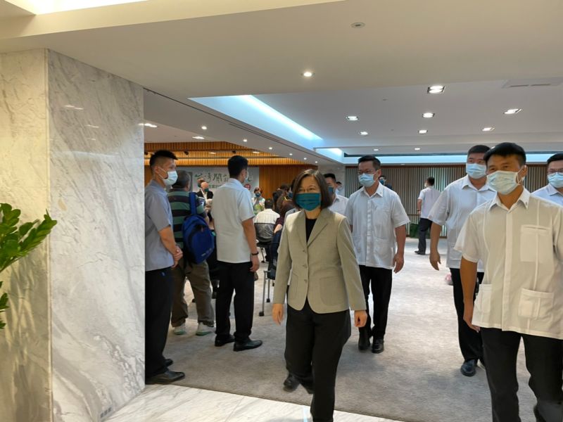 ▲被問及看好誰當選國民黨主席,蔡英文笑而不語。(圖/記者黃宣尹攝,2021.09.25)