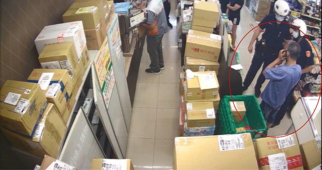 ▲新北的田姓男子至小港區中安路超商店領取包裹引起店員懷疑，報警處理。（圖／翻攝畫面）