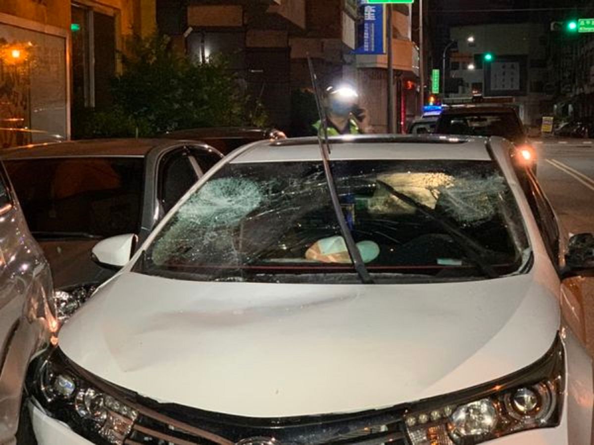 ▲白色轎車連撞三車後停停下，遭對方持棍棒砸車(圖/記者鄧力軍翻攝)