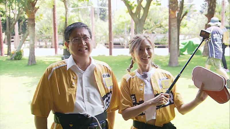 ▲豆花妹(右)自告奮勇要當楊縣長(左)隊友。(圖/中視提供)