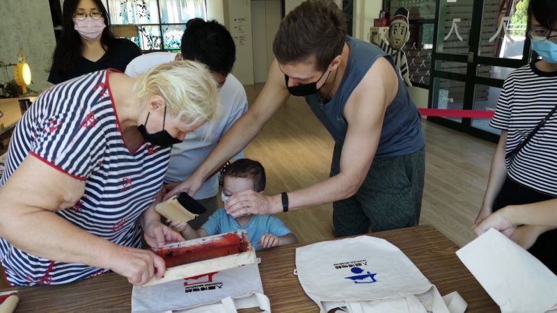 ▲觀光局參山國家風景區管理處，與15家谷關飯店餐廳業者舉辦「谷關泡好湯-入關博物館絹印DIY活動」(圖／參山處提供2021.9.25)