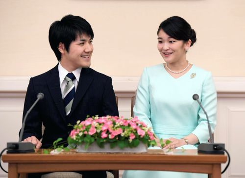 ▲日本真子公主2017年就與大學同窗小室圭訂婚,卻因對方家庭被爆財務糾紛等因素,遲遲未能完婚。(圖/美聯社/達志影像) ▲日本真子公主2017年就與大學同窗小室圭訂婚,卻因對方家庭被爆財務糾紛等因素,遲遲未能完婚。(圖/美聯社/達志影像)