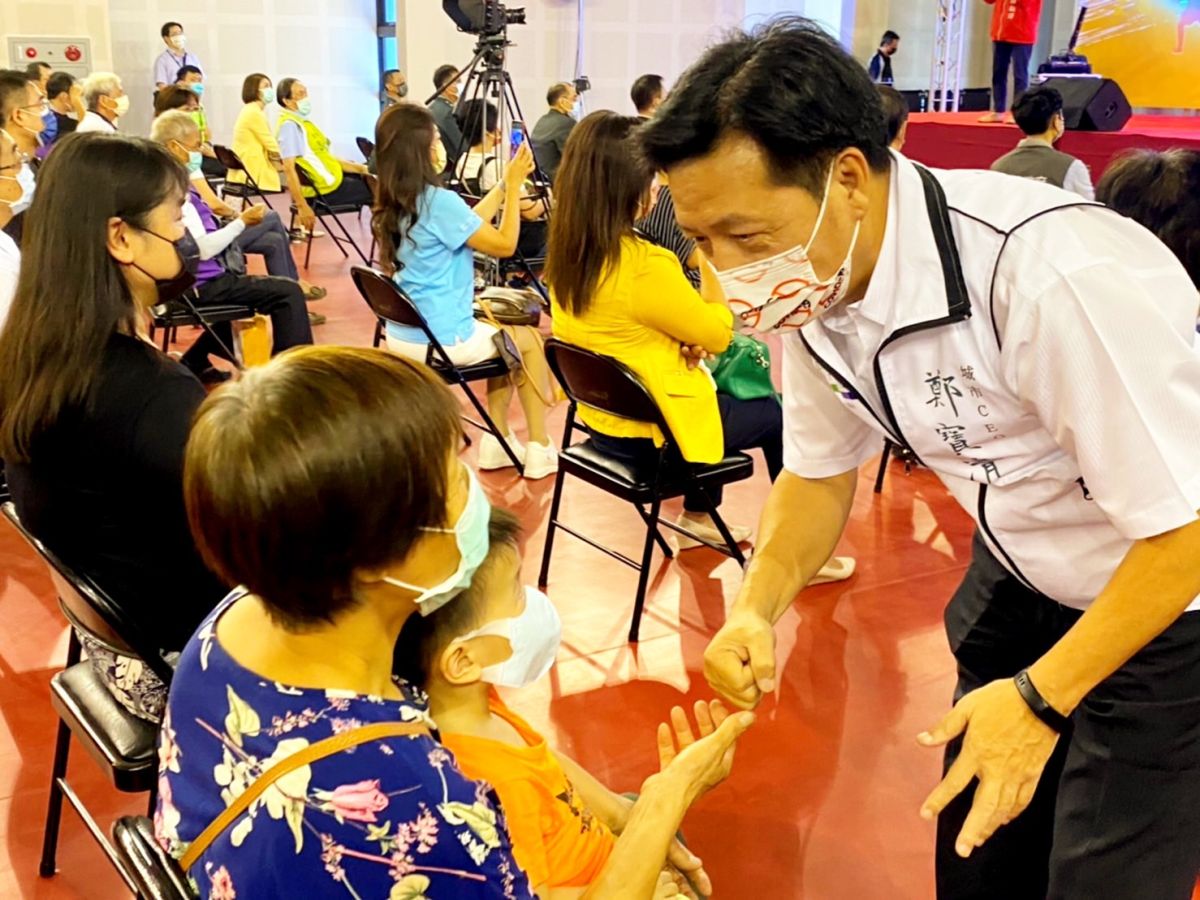 ▲鄭寶清表示，努力爭取運動中心停車場的建設經費，如今落成啟用，未來不僅可以帶動八德居民的運動風氣，還能提升周邊商圈的經濟發展。（圖／鄭寶清辦公室提供）