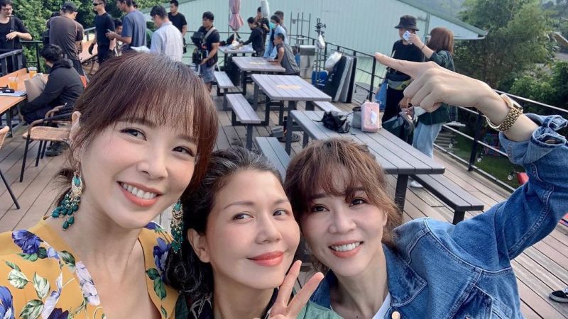 ▲天心(左起)在《俗女2》和于子育、謝盈萱上演公路之旅,還不時脫口說幾句韓文。(圖/天心IG)