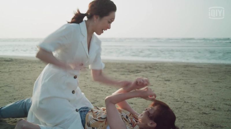 ▲大表姊洪育萱被陳嘉玲一句「妳有時候很欠揍」戳中痛點,兩人在沙灘扭打起來。(圖/翻攝愛奇藝國際站)