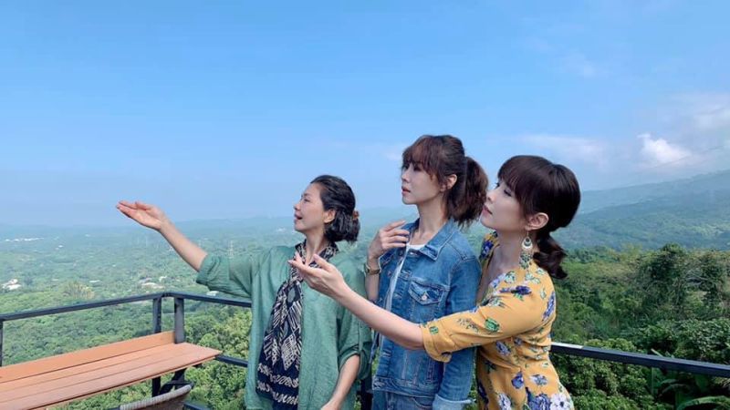 ▲于子育(左起)、謝盈萱與天心演出女人們的公車之旅,讓觀眾看得又哭又笑。(圖/于子育臉書)