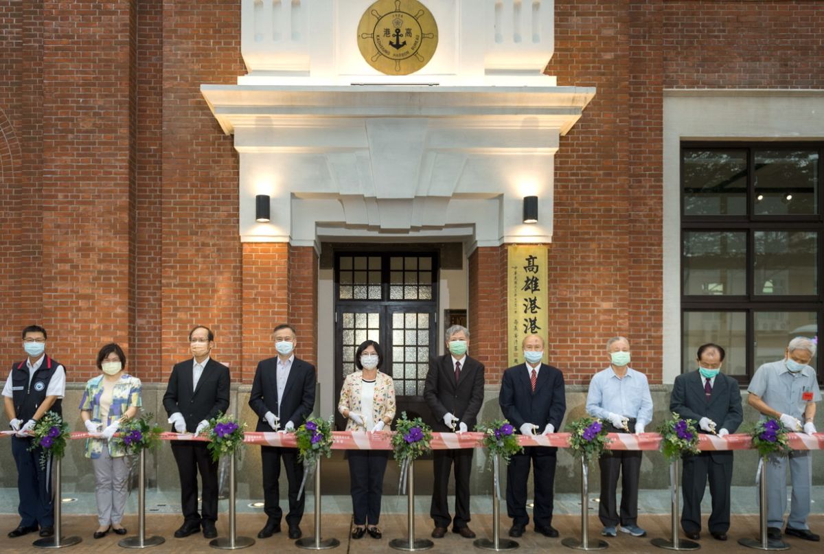 ▲台灣港務公司舉行高雄港港史館開館儀式，由董事長李賢義(右5)與總經理陳劭良(左4)共同主持。(圖／記者黃守作攝，2021.09.25)