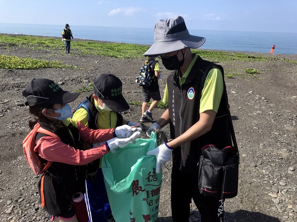 ▲屏東縣政府環保局上午在枋寮漁港南側沙灘舉辦淨灘活動，由環保局長顏幸苑、中鋼碳素杜文清董事長、長興料部長林兆坤帶領同仁、眷屬及環保局培訓小小稽查員和潛海戰將約250人。（圖／屏東縣政府提供, 2021.09.25）