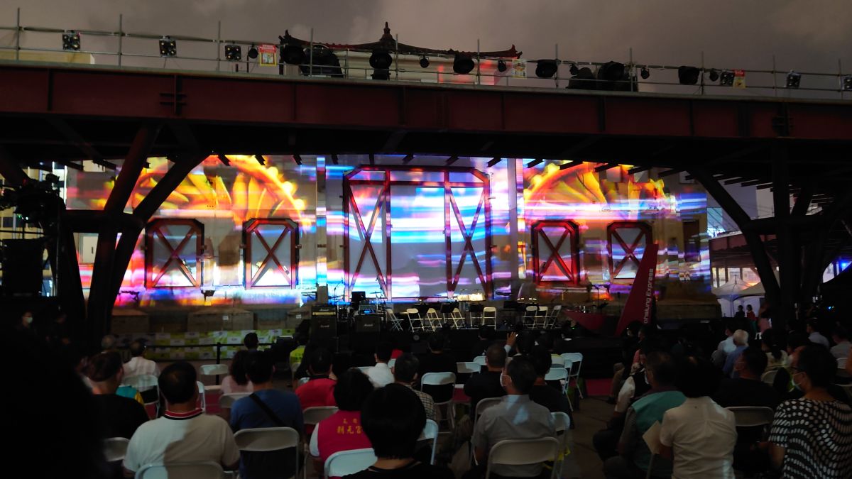 ▲高雄驛光雕秀由製作澳門光影節、萬金教堂光雕秀的高雄在地光雕技術團隊，以及雲門舞集御用影像設計大師王奕盛共同操刀。（圖／記者鄭婷襄攝，2021.09.25）