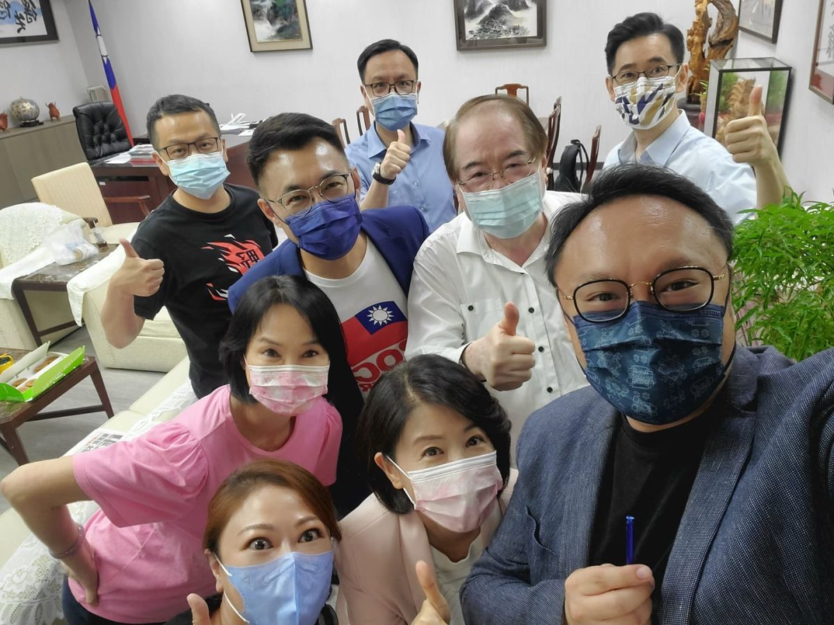 ▲國民黨現任黨主席江啟臣承認敗選，江營發言人鄭照新稍晚也PO出大合照，高呼以國民黨為榮（圖／取自鄭照新臉書）