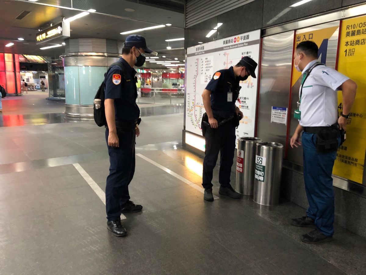 ▲警方已加強高捷各車站戒備與巡邏，同時針對垃圾桶、置物櫃等加強巡檢，防範遭置放不明裝置和物品。（圖／高捷公司提供）